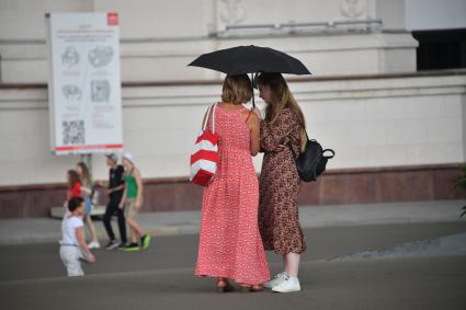 Москва.   Девушки под зонтом.