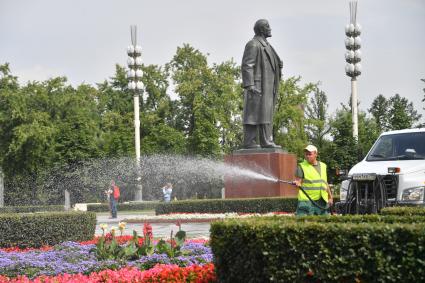 Москва.   Памятник Ленину на ВДНХ.