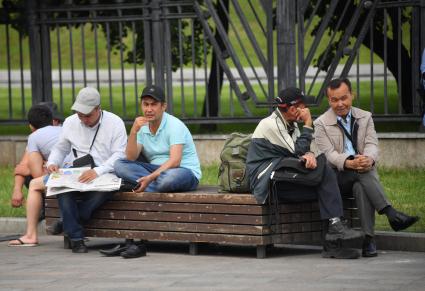 Москва.   Мужчины сидят на лавочке.