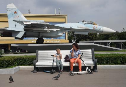 Москва.   Посетители на ВДНХ.