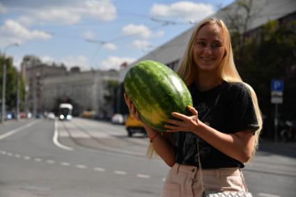 Москва.    Девушка с арбузом.