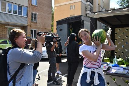 Москва.   Девушка с арбузом на одном из бахчевых развалов города.