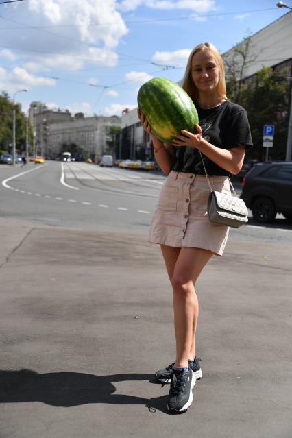 Москва.    Девушка с арбузом.