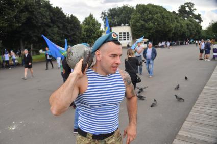 Москва. Десантник с гирей в Парке Горького в День Воздушно-десантных войск.