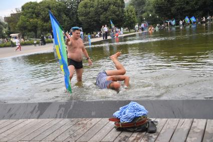 Москва.  Десантники купаются в фонтане в Парке Горького в День Воздушно-десантных войск.