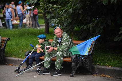 Москва. Мужчина с ребенком во время празднования Дня Воздушно-десантных войск в Парке Горького.