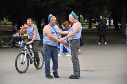 Москва.  Десантники во время празднования Дня Воздушно-десантных войск в Парке Горького.