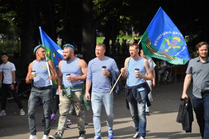 Москва.  Десантники во время празднования Дня Воздушно-десантных войск в Парке Горького.