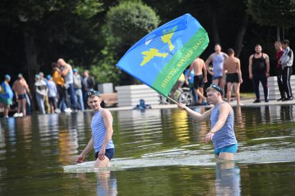 Москва.  Десантники купаются в фонтане в Парке Горького в День Воздушно-десантных войск.