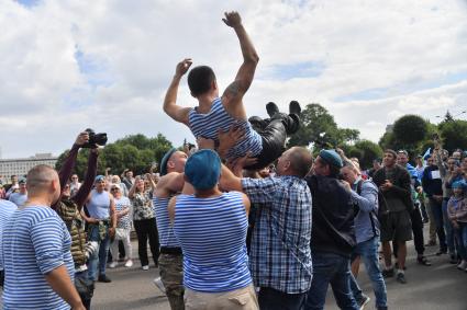 Москва.  Десантники во время празднования Дня Воздушно-десантных войск в Парке Горького.