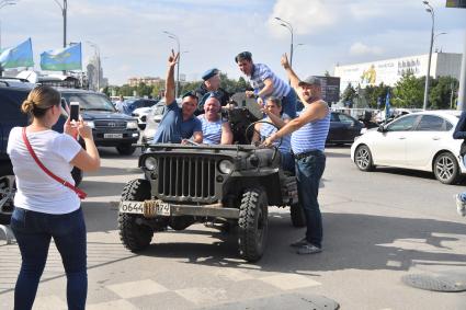 Москва.  Десантники  во время празднования Дня Воздушно-десантных войск.