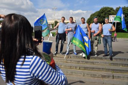 Москва.  Десантники   во время празднования Дня Воздушно-десантных войск в Парке Горького.