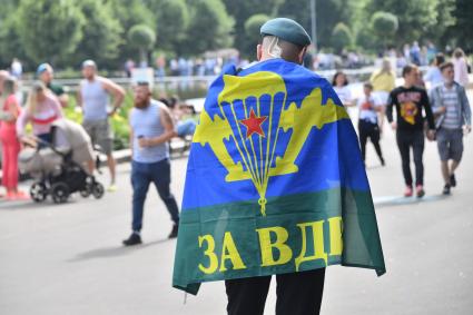 Москва.  Десантник во время празднования Дня Воздушно-десантных войск в Парке Горького.