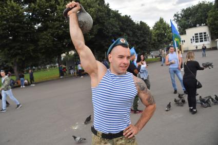 Москва.  Десантник с гирей  в Парке Горького в День Воздушно-десантных войск.