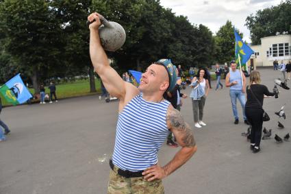 Москва. Десантник с гирей в Парке Горького в День Воздушно-десантных войск.