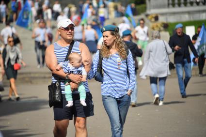 Москва.  Мужчина и женщина с ребенком  во время празднования Дня Воздушно-десантных войск в Парке Горького.