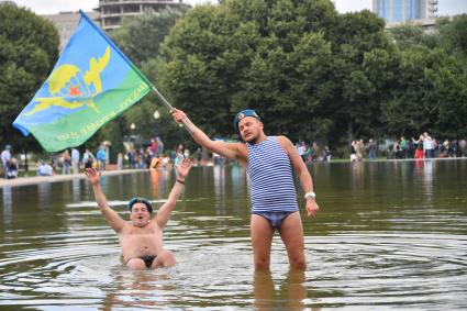 Москва. Десантники купаются в фонтане в Парке Горького в День Воздушно-десантных войск.