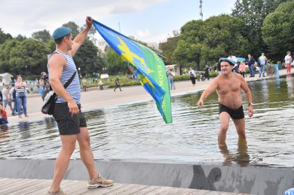 Москва.  Десантники купаются в фонтане в Парке Горького в День Воздушно-десантных войск.