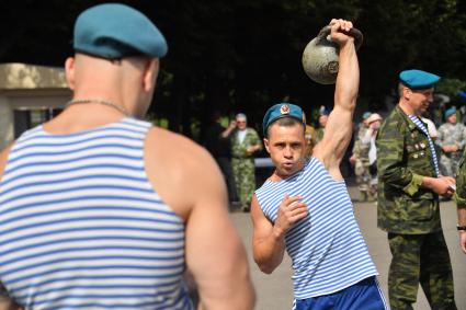 Москва.  Десантники во время празднования Дня Воздушно-десантных войск в Парке Горького.