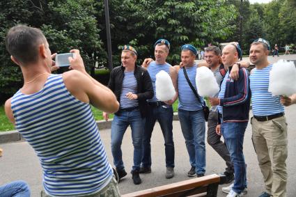 Москва.  Десантники во время празднования Дня Воздушно-десантных войск в Парке Горького.