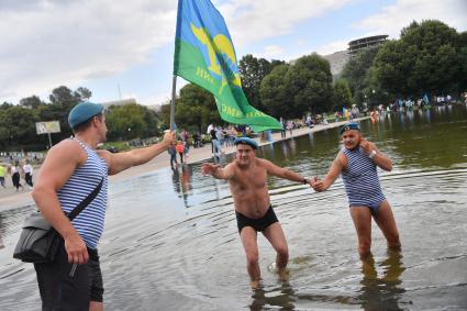 Москва.  Десантники купаются в фонтане в Парке Горького в День Воздушно-десантных войск.