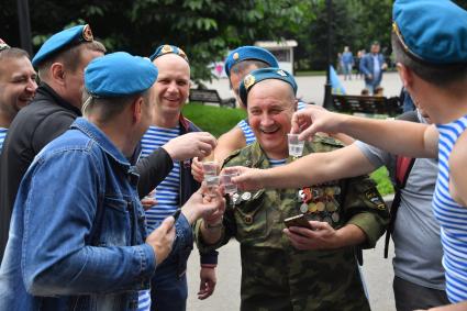 Москва.  Десантники во время празднования Дня Воздушно-десантных войск в Парке Горького.