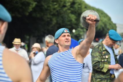 Москва.  Десантники во время празднования Дня Воздушно-десантных войск в Парке Горького.