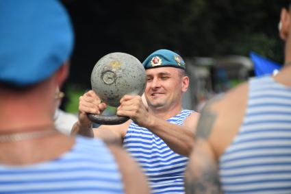 Москва.  Десантники во время празднования Дня Воздушно-десантных войск в Парке Горького.