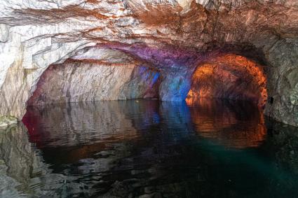 Карелия, Сортавала. В пещерах мраморного каньона горного парка `Рускеала`.