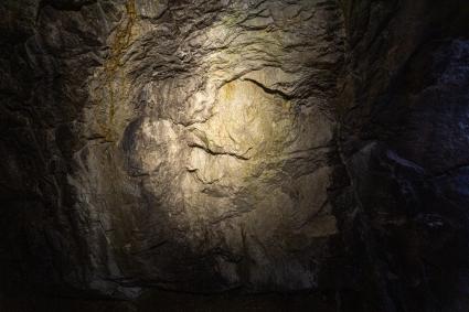 Карелия, Сортавала. В пещерах мраморного каньона горного парка `Рускеала`.