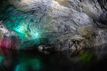 Карелия, Сортавала. В пещерах мраморного каньона горного парка `Рускеала`.