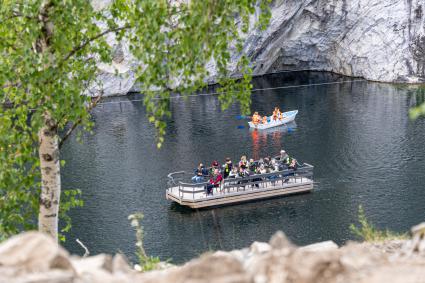 Карелия, Сортавала. Водная врогулка по мраморному каньону горного парка `Рускеала`.