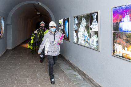 Карелия, Сортавала. Туристы в подземной части горного парка `Рускеала`.