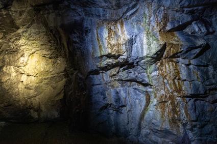 Карелия, Сортавала. В пещерах мраморного каньона горного парка `Рускеала`.
