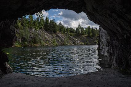 Карелия, Сортавала. В пещерах мраморного каньона горного парка `Рускеала`.