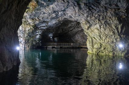 Карелия, Сортавала. В пещерах мраморного каньона горного парка `Рускеала`.