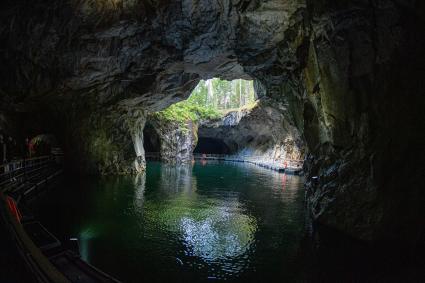 Карелия, Сортавала. В пещерах мраморного каньона  горного парка  `Рускеала`.