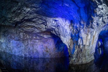 Карелия, Сортавала. В пещерах мраморного каньона  горного парка  `Рускеала`.