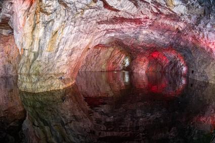 Карелия, Сортавала. В пещерах мраморного каньона  горного парка  `Рускеала`.