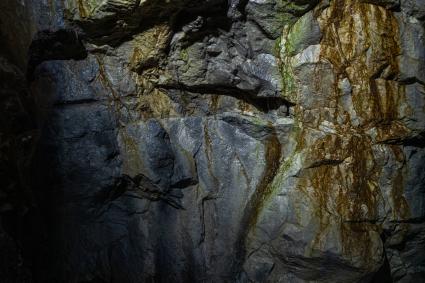 Карелия, Сортавала. В пещерах мраморного каньона  горного парка  `Рускеала`.
