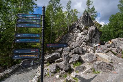 Карелия, Сортавала. Посетители на территории горного парка `Рускеала`.