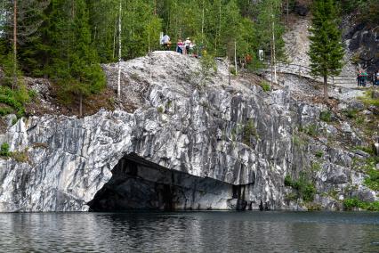 Карелия, Сортавала. Посетители в мраморном каньоне горного парка `Рускеала`.