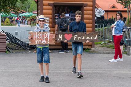 Карелия, Сортавала. Посетители на территории горного парка `Рускеала`.