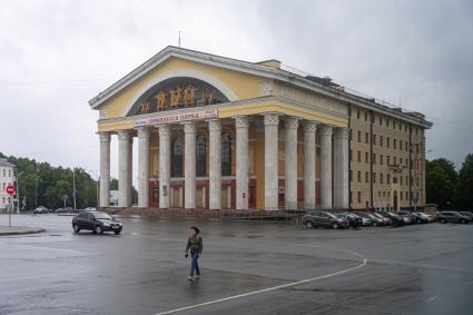 Карелия, Петрозаводск. Музыкальный театр Республики Карелия на площади Кирова.
