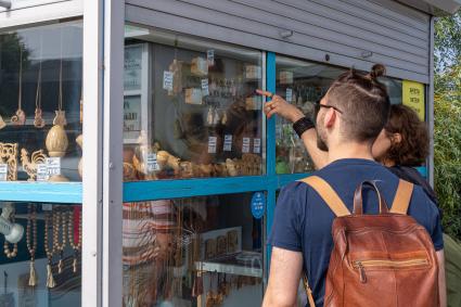 Карелия, Петрозаводск. Продажа сувениров на причале.
