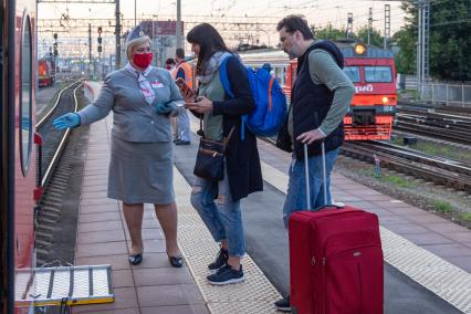 Москва. Пассажиры на платформе Ленинградского вокзала.