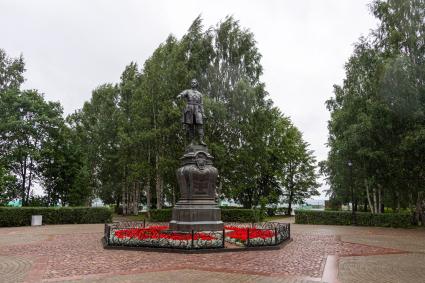 Карелия, Петрозаводск. Памятник Петру I на Онежской набережной.
