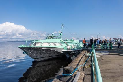 Карелия, Петрозаводск. Посадка на пассажирский теплоход `Комета`на подводных крыльях .