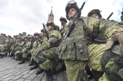 Москва. Военнослужащие на Красной площади во время праздничных мероприятий в рамках Дня Воздушно-десантных войск РФ и дня памяти Илии Пророка.