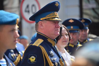 Москва. Командующий Воздушно-десантными войсками генерал-полковник Андрей Сердюков  на Красной площади в день памяти пророка Илии и Дня Воздушно-десантных войск России.